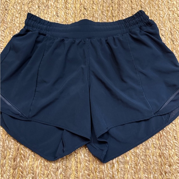 Lululemon Women’s Hotty Hot 4” Navy Low Rise Shorts Size 8 - Picture 1 of 2